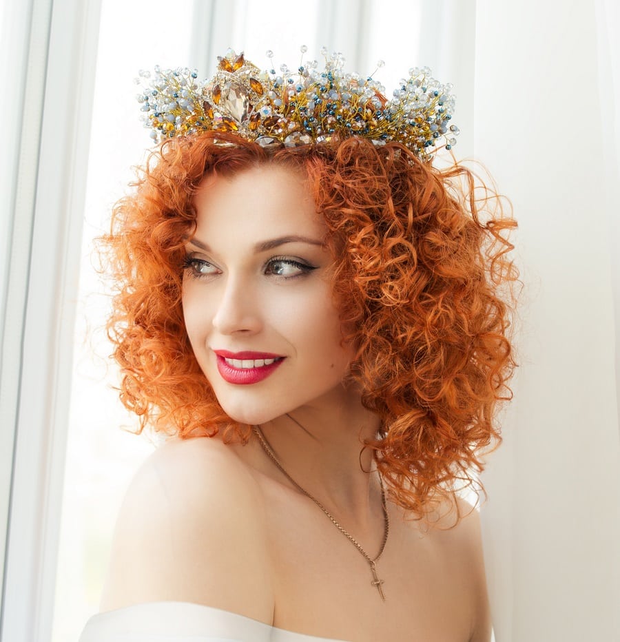 red curly hairstyle for brides