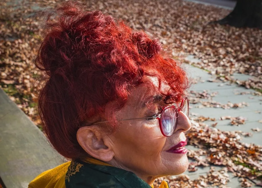 peinado rizado rojo para mujeres mayores de 60 años