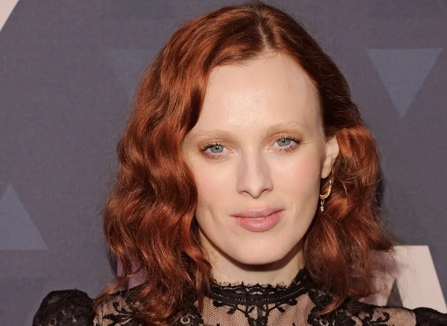 redhead celebrity Karen Elson with short curly hair