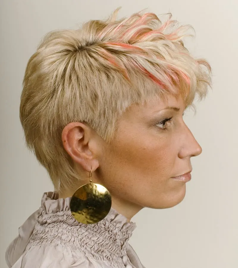 shaggy pixie cut with highlights