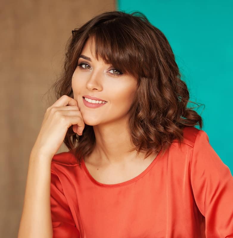 short beach waves hairstyle with bangs