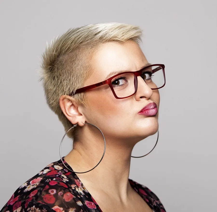 short blonde hair for women with glasses