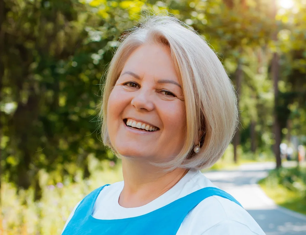 Short blonde hairstyle over 50 with a round face