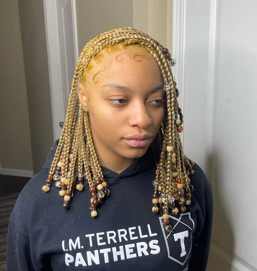 short blonde knotless braids with beads