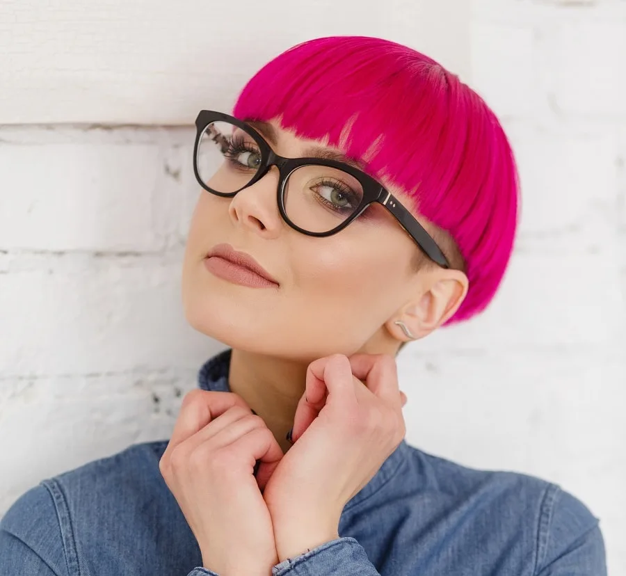 short bowl haircut for women with glasses