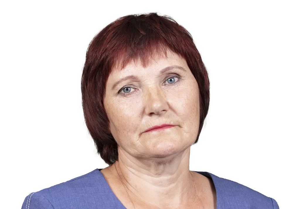 Short burgundy hairstyle over 50 with a round face