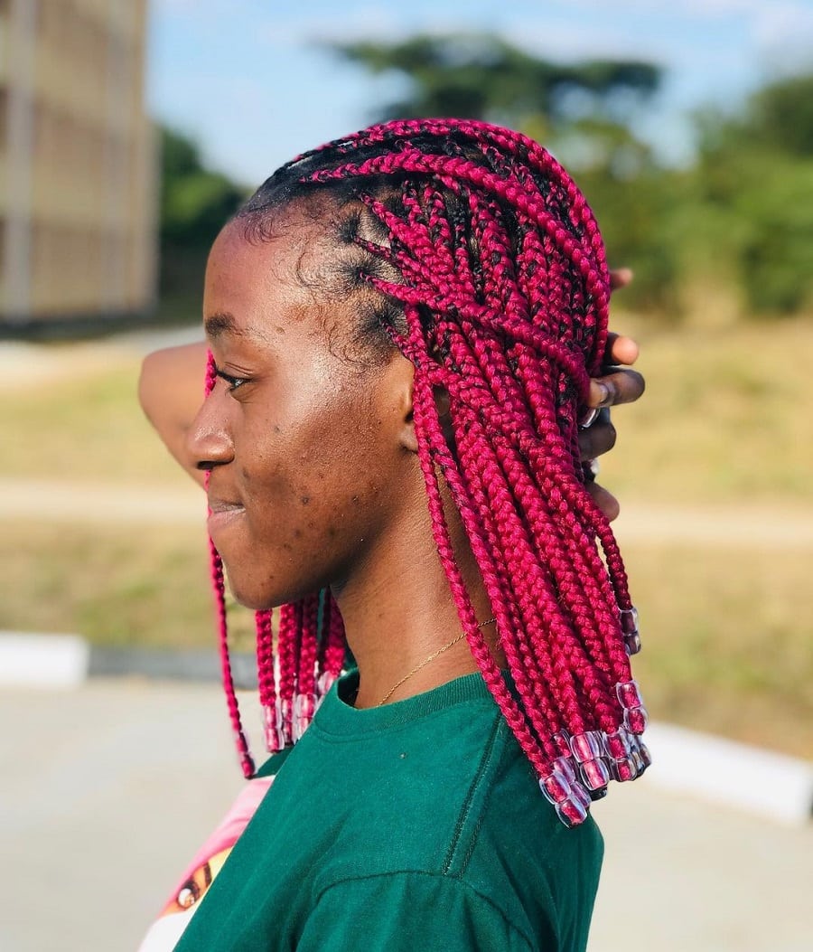 short burgundy knotless braids with beads