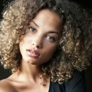 Short curly hairstyle for black woman