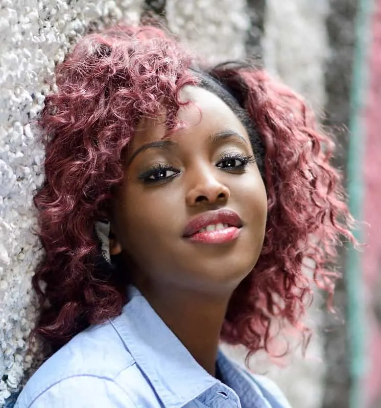 short curly hairstyle for black woman with round faces