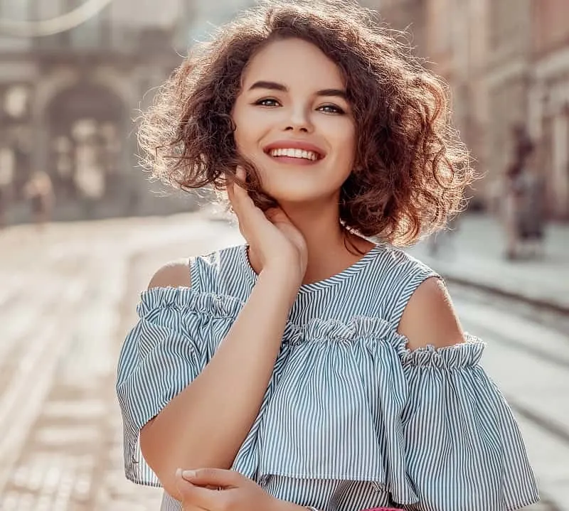 short curly hairstyle for round faces