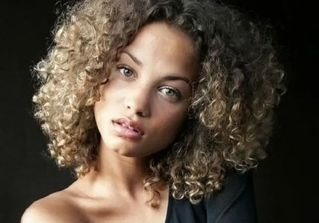 Short curly hairstyle for black woman