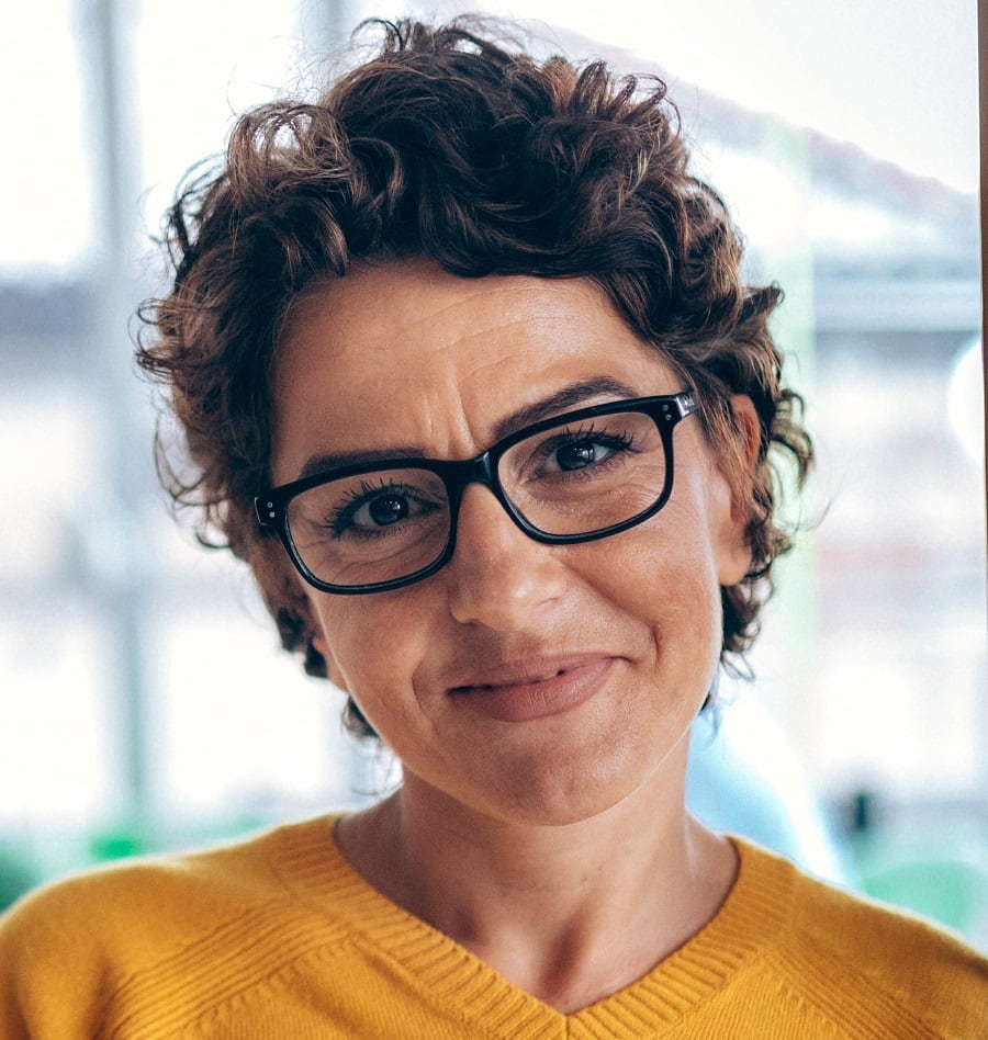 short hairstyle for 40 year old woman with glasses