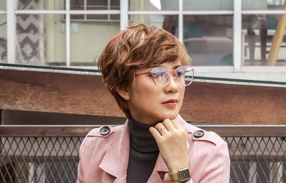 short hairstyle for Korean women with glasses