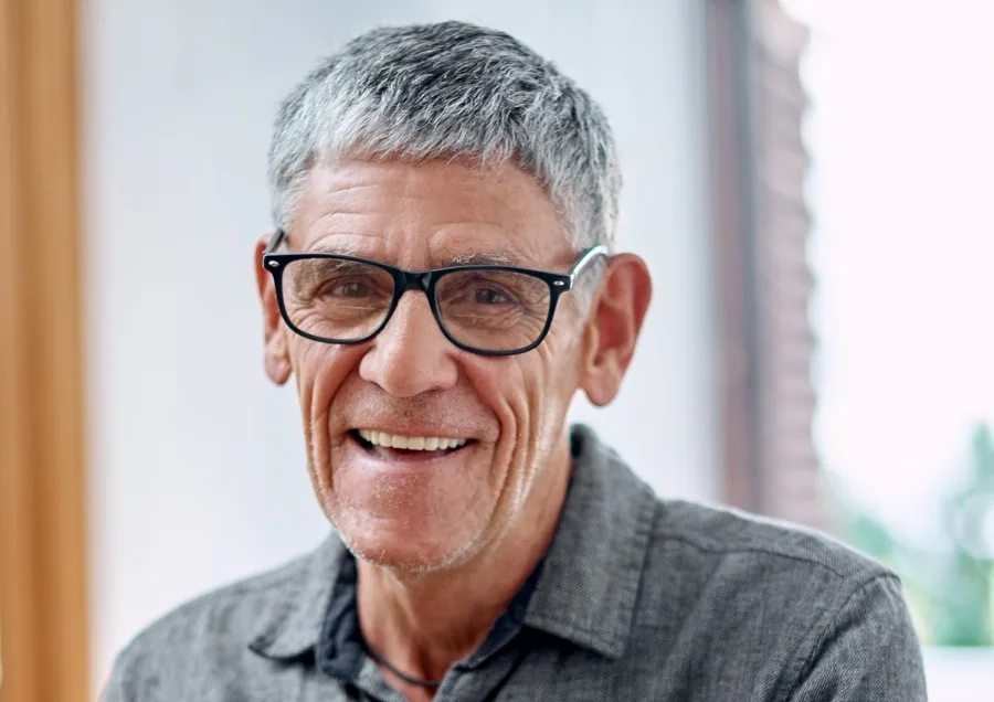 short hairstyle for old men with glasses