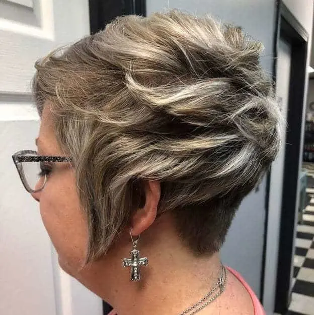 short hairstyle with highlights
