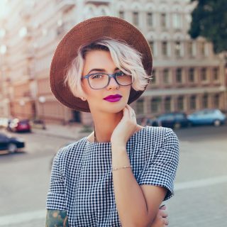 short hairstyle for women with glasses