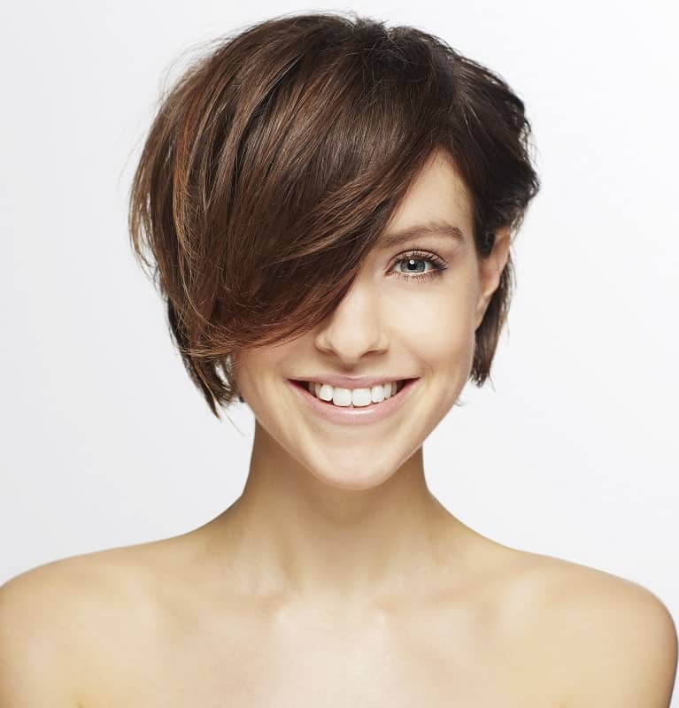 Short hairstyle with bangs for a heart-shaped face