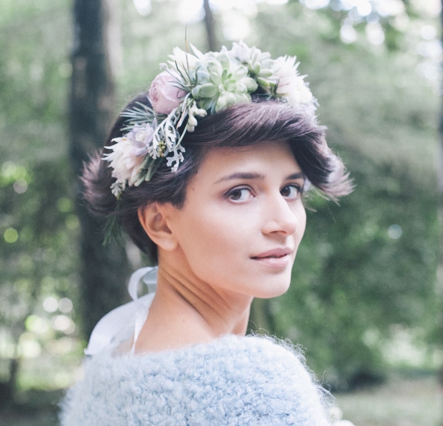 short hairstyle with crown for bridesmaids