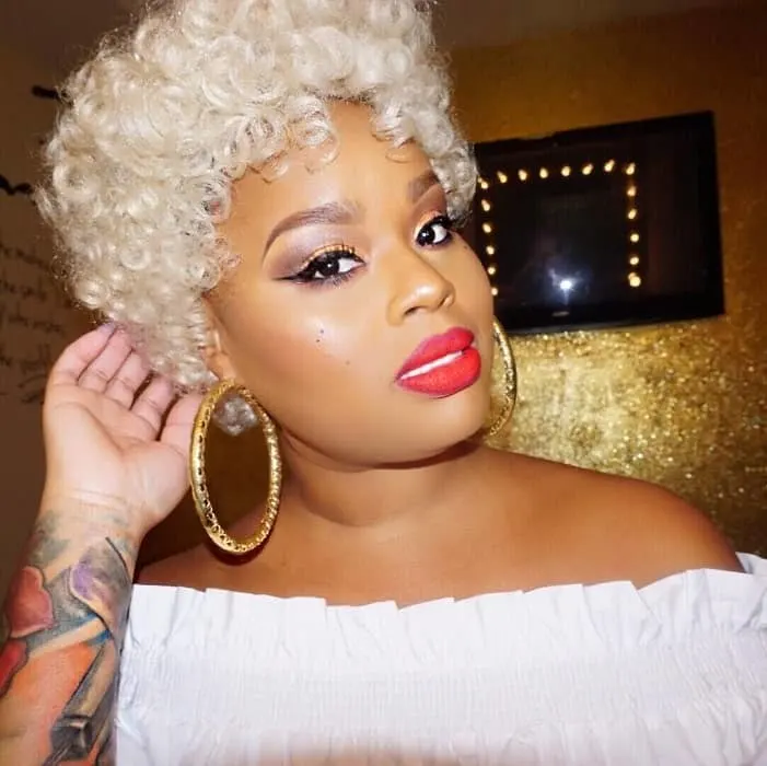 short blonde curly hairstyle for black women