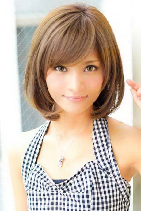 short layered hairstyle with bangs