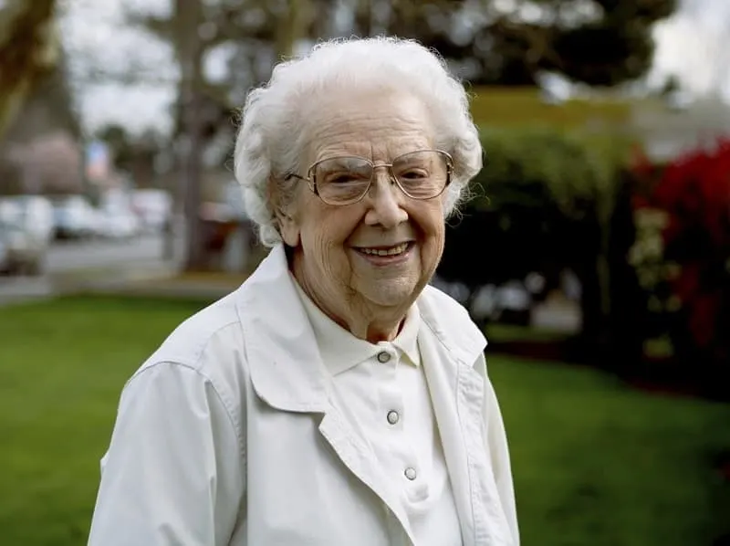 short blonde hair for over 50 with glasses