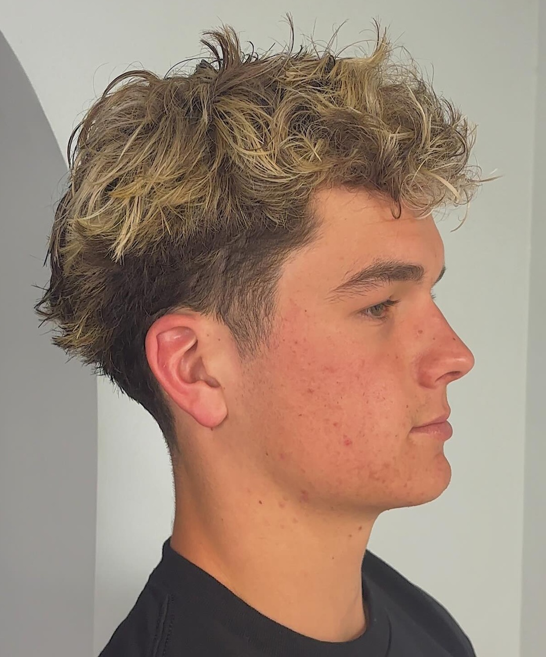 messy blonde crop short hairstyle for round face men