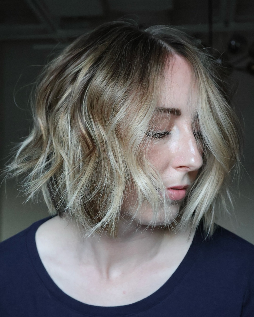 short messy wavy bob with blonde highlights for round face shapes