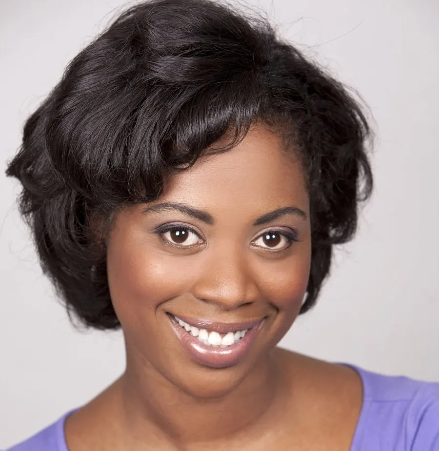 short relaxed wavy hairstyle for black women
