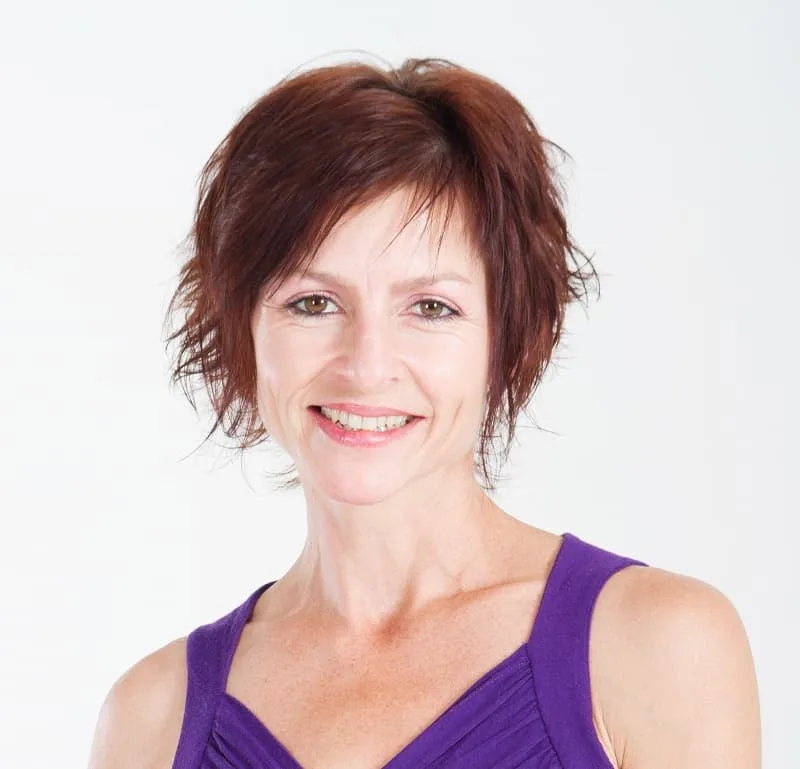 short shaggy hairstyle for women over 40,