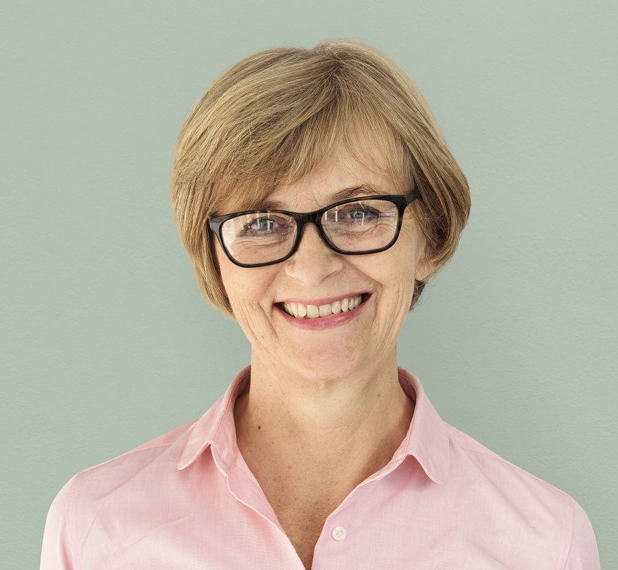 short straight hair for women over 50 with glasses