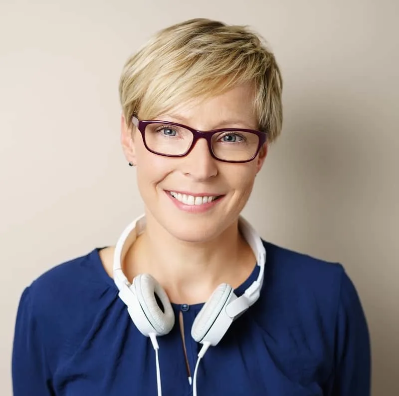 short thick hairstyle for over 50 with glasses
