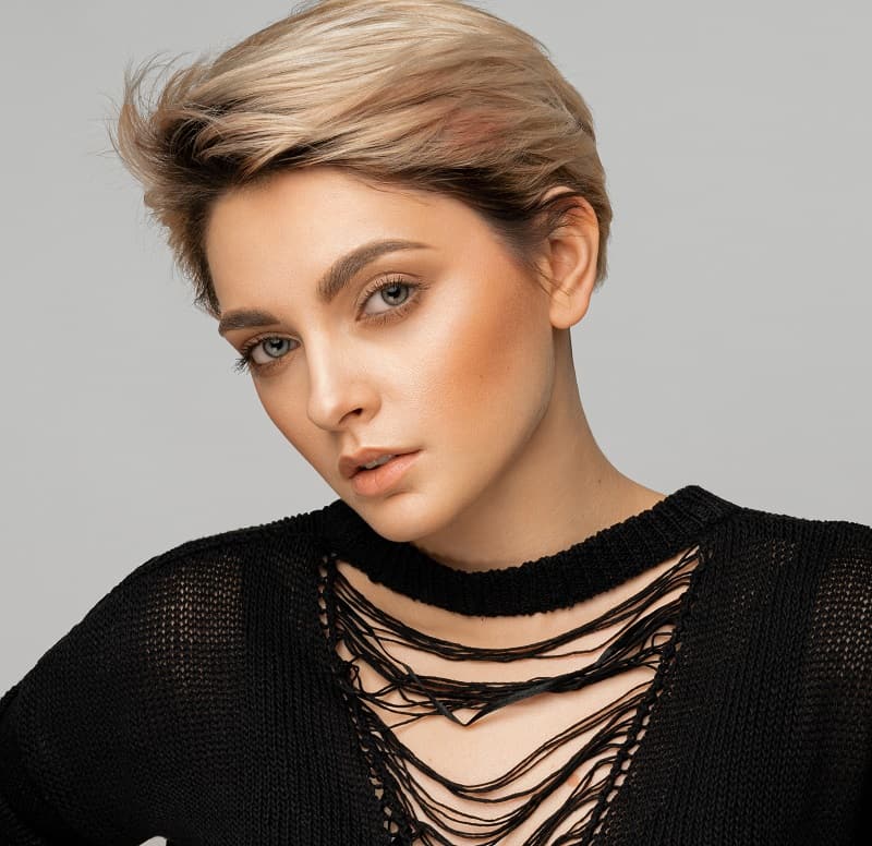 Thick short hairstyle for women with heart-shaped faces