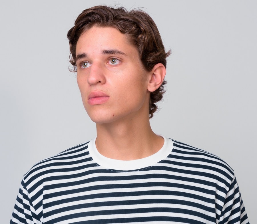 short wavy hairstyle for men