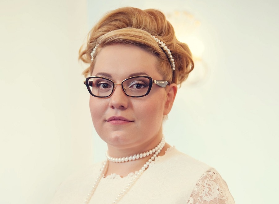 Short wedding hairstyle for a plus size bride