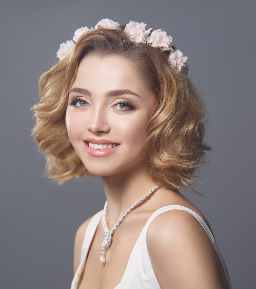 short wedding hairstyle with flowers