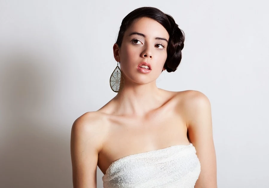 side hairstyle for strapless dress