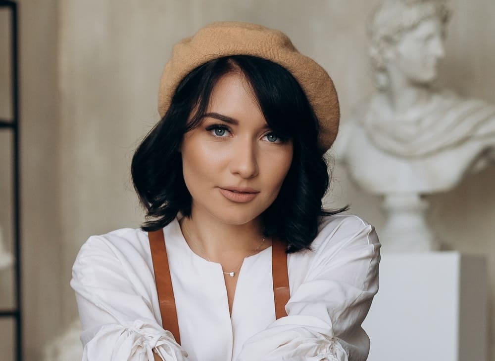 side part hairstyle with beret