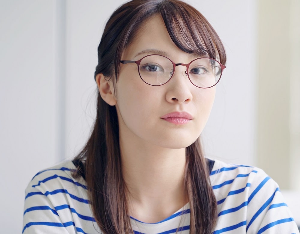 side parted bangs for round faces with glasses