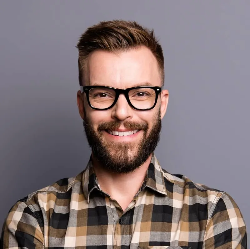 straight hairstyle for men with glasses