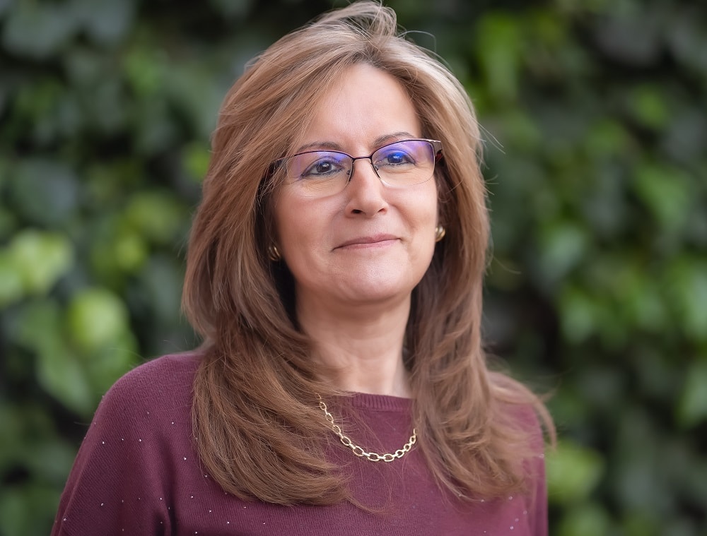straight layered hairstyle for over 50 with glasses