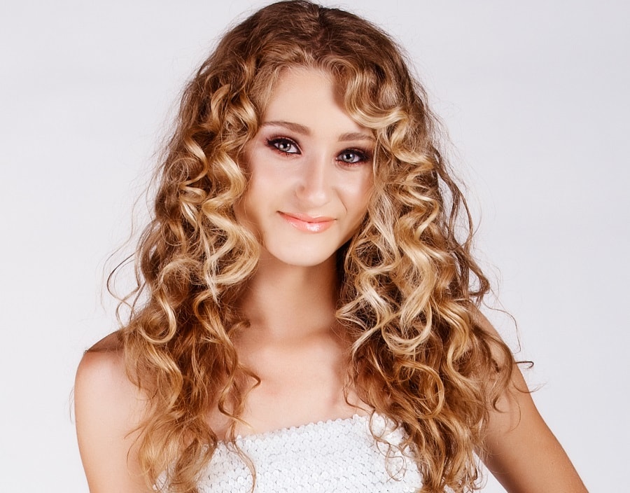 Strawberry blonde curls for tanned skin