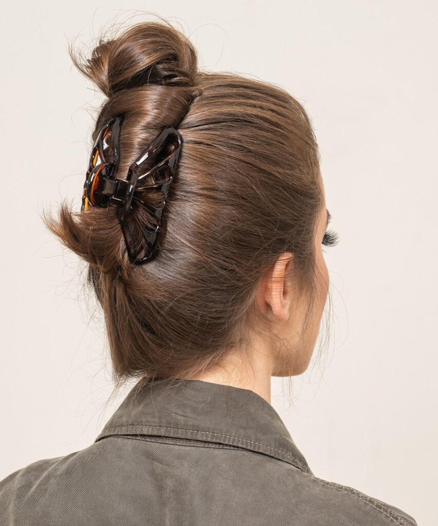 summer hairstyle with claw clip
