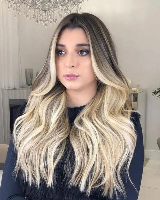 Hairstyle with blonde highlights for tanned skin