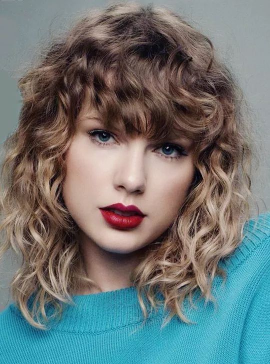 Glamorous Curly Hairstyles That Taylor Swift Sported