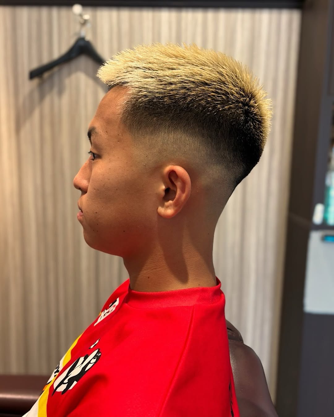 two-toned bleached short hairstyle for men with a skin fade