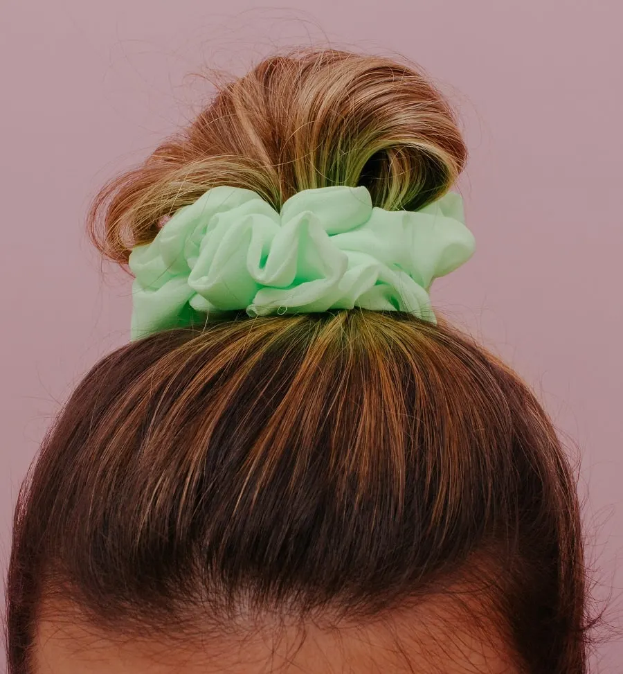 using scrunchie to get beachy waves