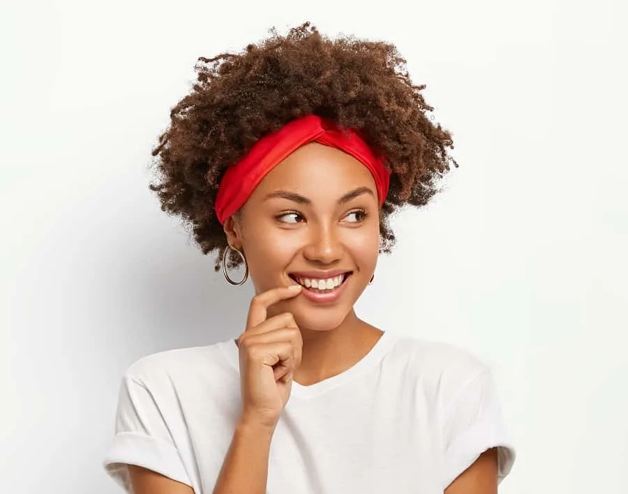 vacation hairstyle with headband for black women