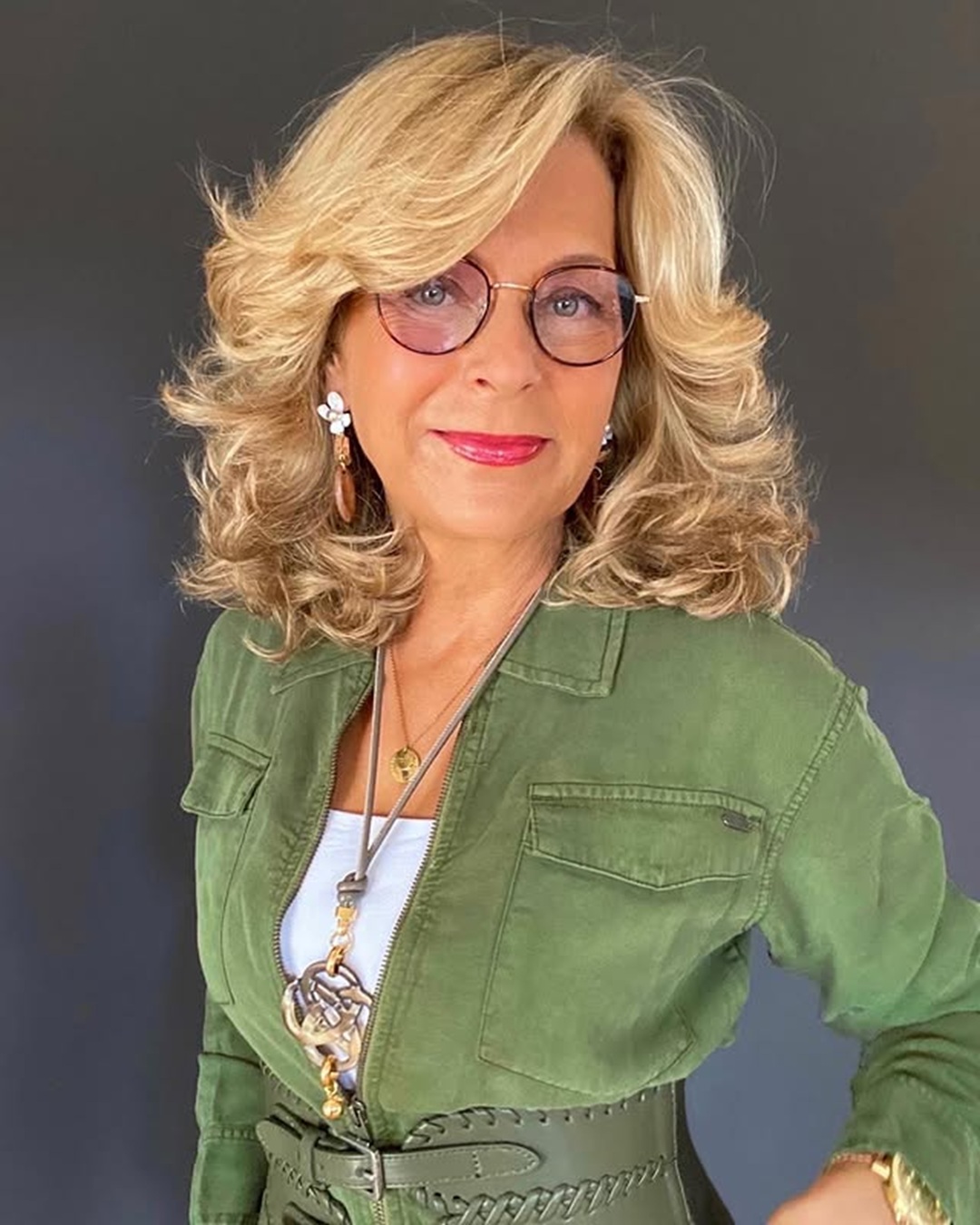 voluminous feathered hairstyle for women over 50 with glasses