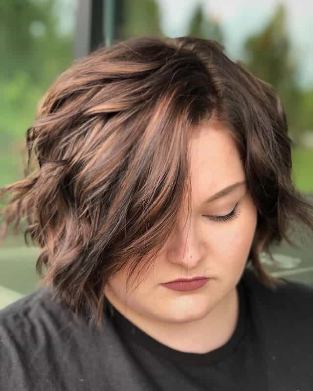 short hairstyles with warm brown highlights