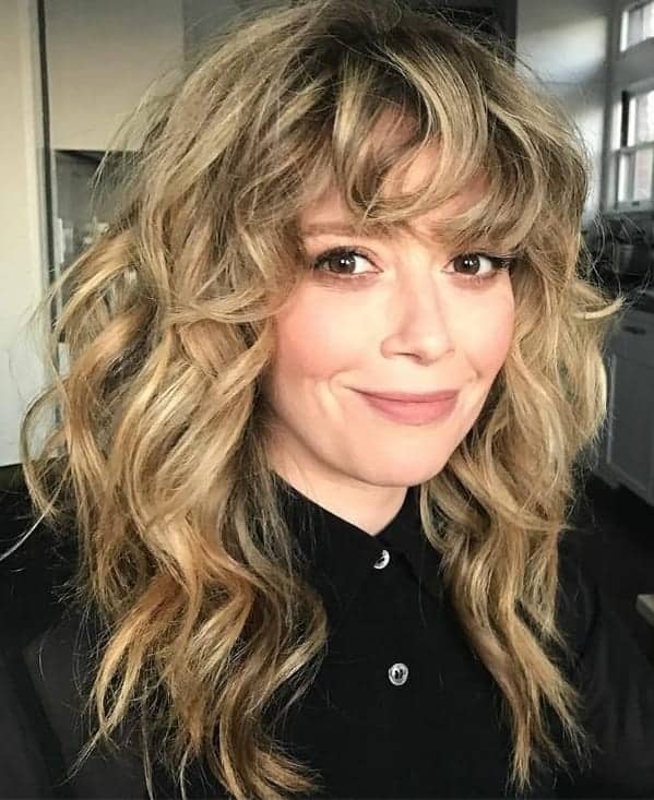 41 Gorgeous Wavy Hairstyles With Bangs For 2021